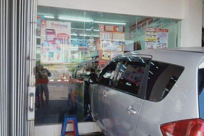 Suzuki Ertiga terjang kaca minimarket