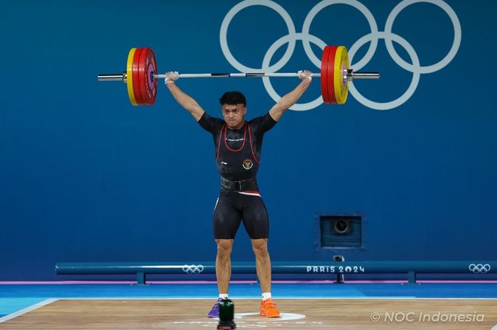 Atlet angkat besi Rizki Juniansyah meraih medali emas Olimpiade 2024