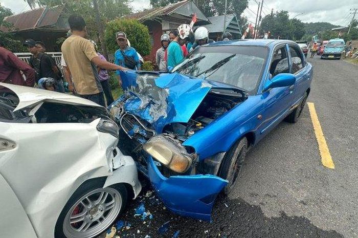 Suzuki Baleno (biru) bertabrakan dengan Daihatsu Xenia (putih) di jalan raya Sinjai-Bulukumba, Biringere, Sinjai Sulawesi Selatan