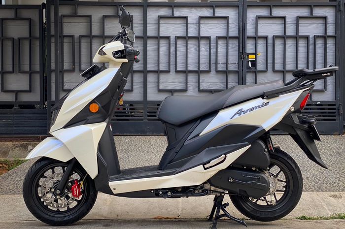Suzuki Avenis 125 yang sudah ganti pelek Honda Stylo 160