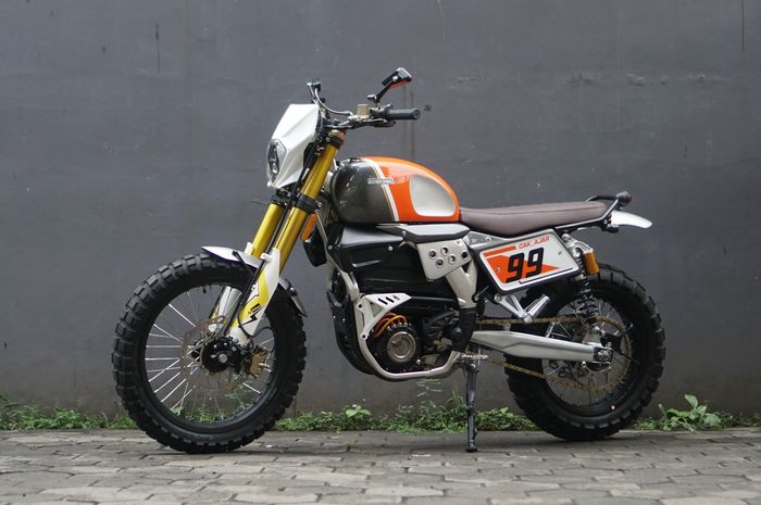 Modifikasi Sur-Ron Storm Bee oleh Katros Garage menjadi sebuah tracker