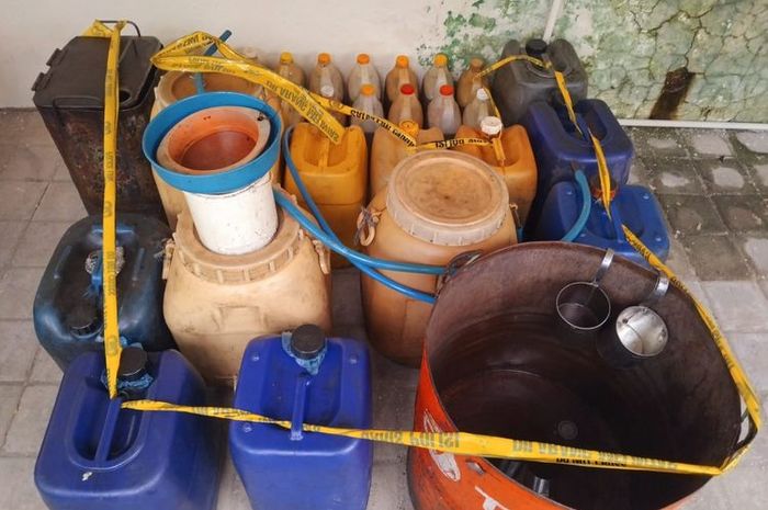 Barang bukti yang diamankan dari lansia 67 tahun disebut timbun Solar dengan cara rutin datangi SPBU bawa truk dengan banyak pelat nomor dan QR Code