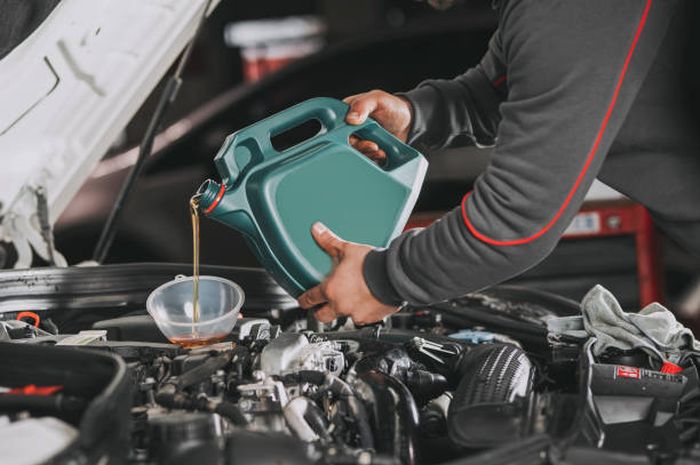cara merawat mobil bekas, salah satunya rajin ganti oli