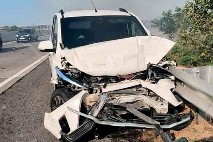 Tiga kendaraan terlibat kecelakaan beruntun akibat asap putih