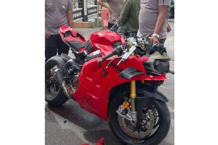 Kondisi Ducati Panigale V4S yang terlibat tabrakan di Kota Lhokseumawe, Aceh, (11/8/24).