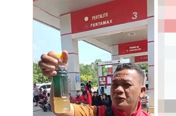 Warga menunjukan Pertalite yang dijual salah satu SPBU di Prabumulih, Sumatera Selatan tercampur air