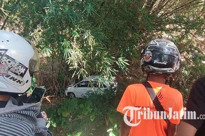 kijang innova berisi 3 orang salah satunya balita anjlok ke sungai