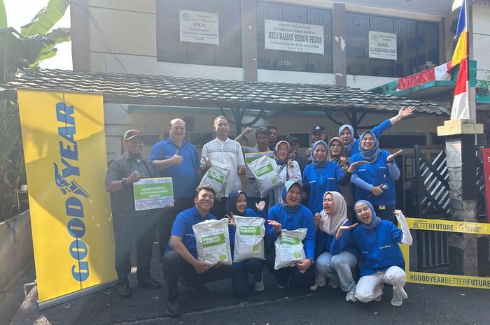 Jajaran staff Goodyear Indonesia dengan olahan sampah daun