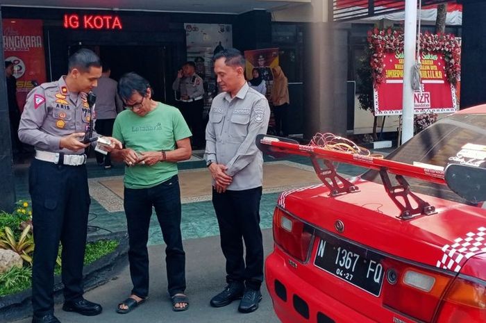 Pemilik Mazda 323 Lantis dipanggil Polisi diberi teguran Satlantas Polresta Malang Kota karena lampu blitz di belakang