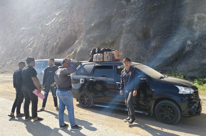 Polisi cegat Toyota Avanza hitam dan dua Suzuki APV yang mengangkut miras jenis Moke di Kota Ratu, Ende Utara, Ende, Nusa Tenggara Timur
