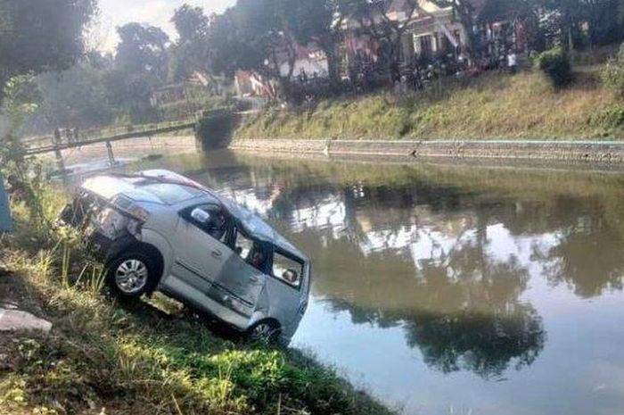 Evakuasi Suzuki APV yang ikut kecemplung sungai Bondoyudo, Jember usai tabrak pengendara motor hingga tewas dan hanyut