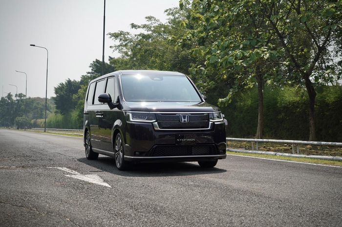 Memiliki powertrain hybrid, Honda Step WGN e:HEV tentunya disematkan baterai.