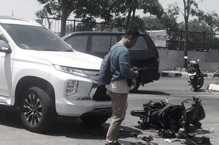 Pengendara Honda Vario 125 tewas tabrak samping kiri Mitsubishi Pajero Sport di Jl Madukoro, Semarang