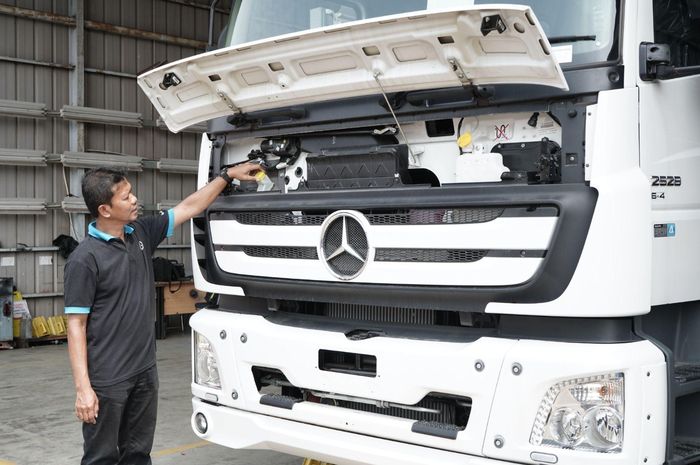 Ilustrasi pengecekan sebelum mengemudikan truk Mercedez-Benz Axor