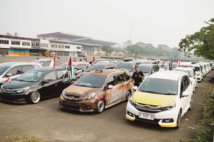 komunitas Mobility membentuk angka 79 di Sirkuit Sentul untuk memperingati HUT Kemerdekaan RI