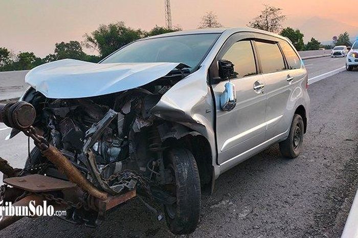 Toyota Avanza ringsek wajah usai menabrak pembatas jalan