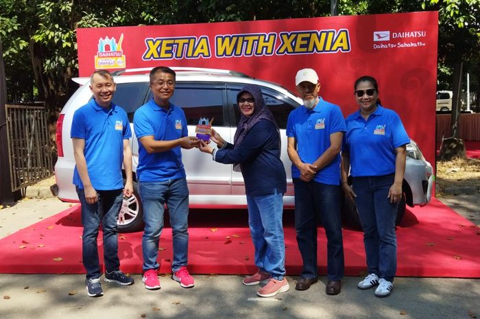 Pemberian apresiasi dari manajemen Daihatsu kepada Emmy Indriyawati, pemenang kompetisi Xetia With Xenia di gelaran Daihatsu Kumpul Sahabat Solo, (25/8/24)