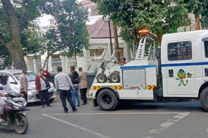 Toyota Avanza yang berhari-hari parkir misterius di Malang akhirnya digendong ke kantor polisi