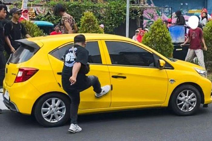 Honda Brio jadi sasaran tendang saat ada karnaval di Tasikmalaya. Sopir singgung arahan panitia