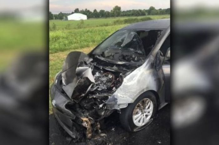 Mobil tersambar petir