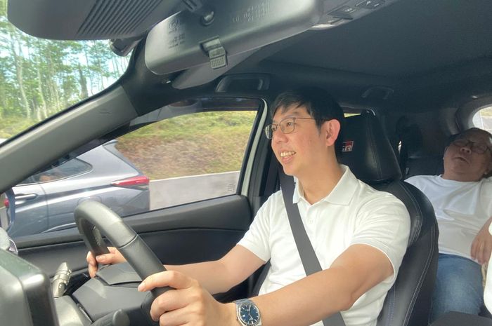 Anton Jimmi Suwandy berkendara di balik setir Toyota Yaris Cross Hybrid