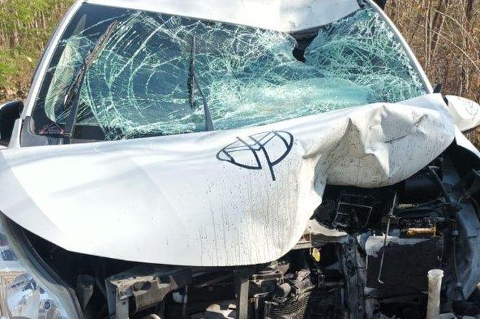 Kondisi Toyota Calya yang bertabrakan dengan Yamaha V-Ixion di jalan raya Blora-Randublatung, desa Kalisari, Randublatung, Blora