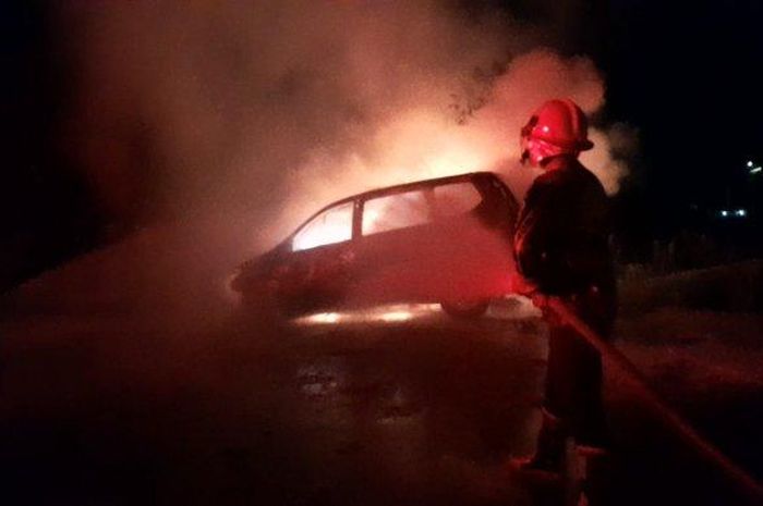 Petugas pemadam kebakaran menyemprotkan air ke Toyota Avanza yang terbakar diguga milik pelangsir BBM di Jl Soekarno, Palangkaraya, Kalimantan Tengah