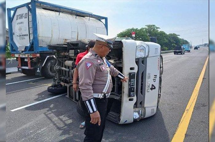 Isuzu Traga muatan telur terguling usai ban belakang kanan meledak di tol Surabaya-Mojokerto KM 733-400/A