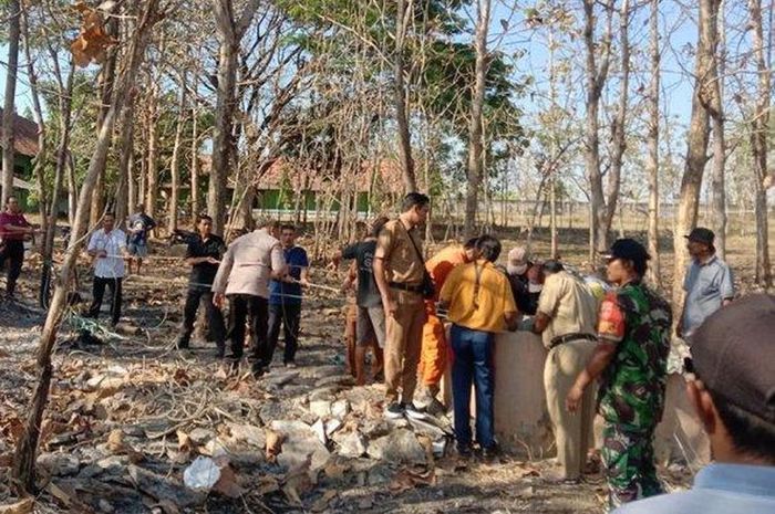 Proses evakuasi wanita terjebak dalam sumur selama tiga hari di belakang SMPN 4 Blora, Jawa Tengah