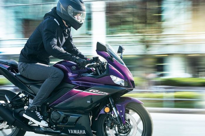 penamapakan motor baru Yamaha R25 versi Jepang, warnanya anti mainstream