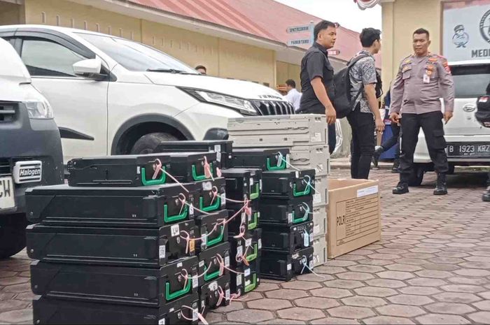 Barang bukti perampokan uang pengisian ATM BRI di Padang Pariaman, berupa Daihatsu Gran Max dan Daihatsu Terios
