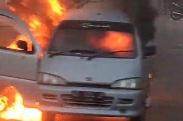 Daihatsu Zebra Espass dirambati api setelah isi Pertalite di SPBU