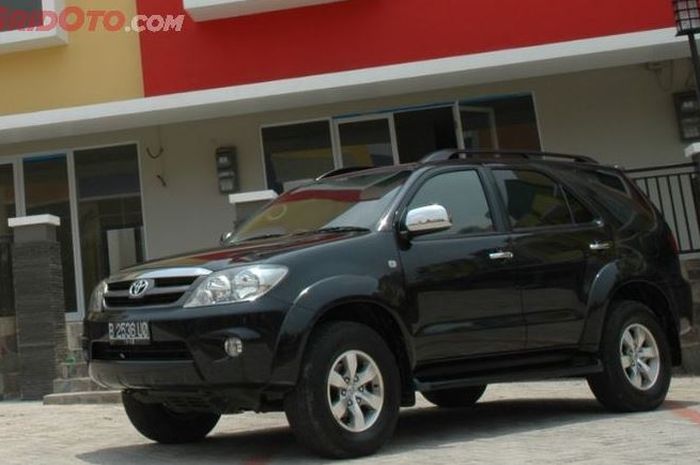 harga mobil bekas Toyota Fortuner 2005