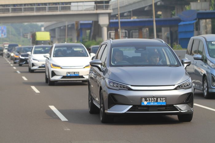 Mobil listrik BYD M6