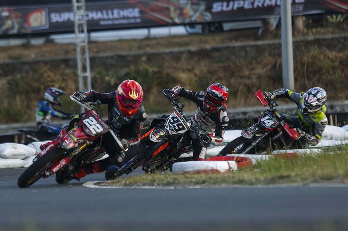 Pebalap Superchallange Supermoto Benaya Farel (22), Maliki Somma (99) dan Davin CP (14) memacu kendaraannya saat di sirkuit Boyolali, Jumat (30/8/2024)