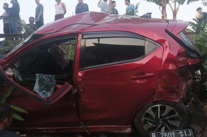 Honda Brio ringsek terseret 30 meter di jalur kereta api, selebgram cantik lepas nyawa