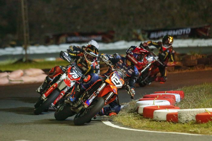 Pebalap Superchallange Supermoto Farudila Adam (127), memacu kendaraannya di sirkuit Boyolali, Sabtu (31/8)