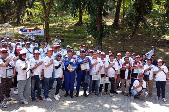 17 komunitas mobil rayakan HUT ke-79 Republik Indonesia bersama Satpolairud Polres Purwakarta di waduk Jatiluhur, Purwakarta, Jawa Barat