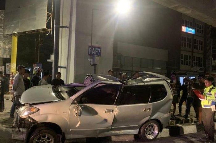 Toyota Avanza kecelakaan tunggal tabrak pembatasa jalan di Jl AP Pettarani, Makassar, Sulawesi Selatan