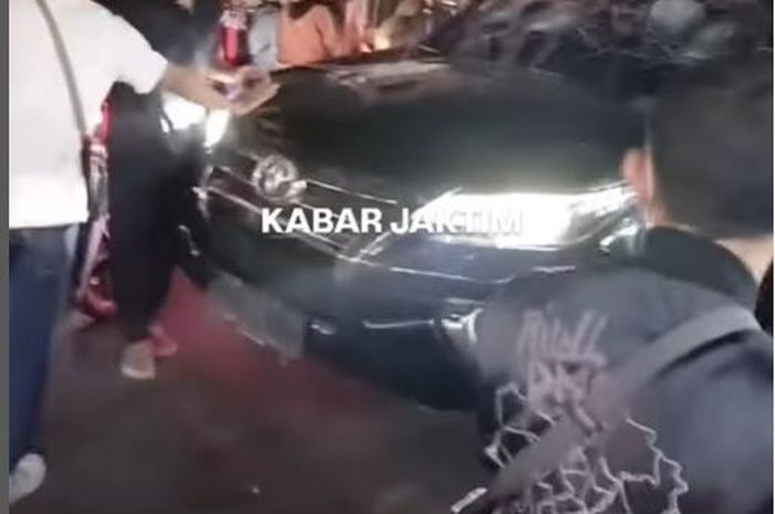 Toyota Fortuner yang dihakimi massa di Jl Komodor Halim Perdana Kusuma, Kebon Pala, Jakarta Timur