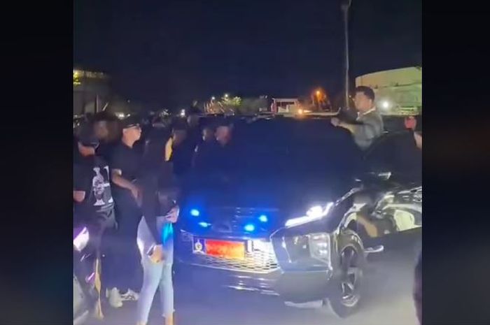 Mitsubishi Pajero Sport berpelat dinas Lemhannas RI palsu pamer strobo dan bergoyang-goyang