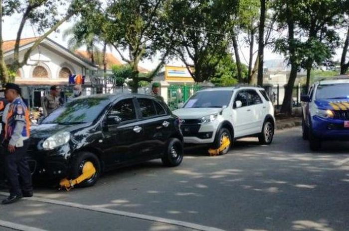 Oknum juru parkir resmi di sekitar Jl Tamansari, Bandung Wetan, kota Bandung, Jawa Barat dipecat