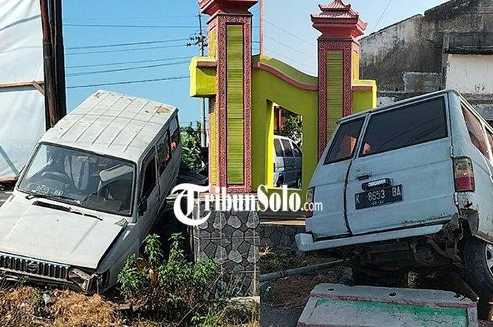 Toyota Kijang lawas nyungsep dan terjepit di antara tiang dan gapura