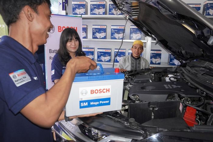 Aki Bosch SM Mega Power Blue jadi produk unggulan dengan pilihan 40 dan 60 ampere seharga Rp 700-800 ribuan