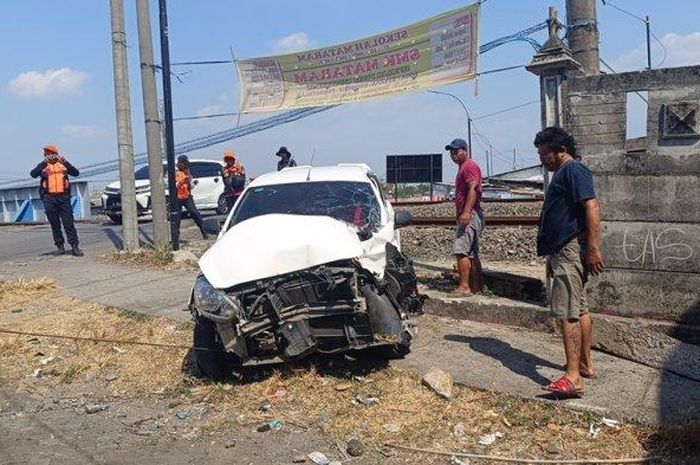 Datsun Go Panca menemper KA Argo Bromo Anggrek di perlintasan Cilosari Semarang Timur, kota Semarang