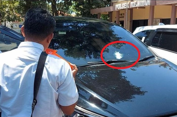 Dalam lingkaran merah, kaca depan Toyota innova Venturer milik calon bupati Pasuruan, Abdul Mujib Imron pecah dilempar batu