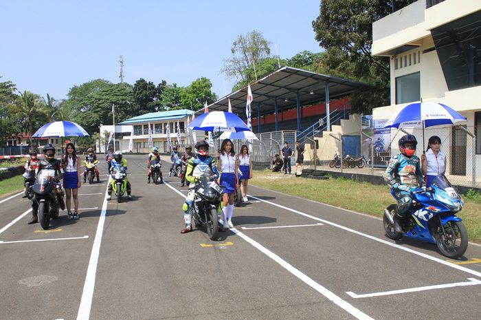 Adu balap Suzuki GSX-R150 pada gelaran Suzuki Owners Fun Race di sirkuit Karting Sentul Bogor