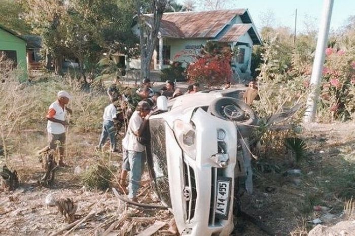 Toyota Avanza pelat Timor Leste kecelakaan di Jl Timor Raya KM 35 Naibonat, Kupang Timur, Kupang, Nusa Tenggara Timur
