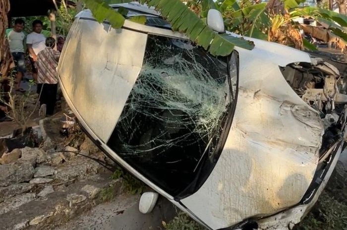 Honda Brio kondisi remuk terguling di dalam sungai kering sedalam 4 meter dan selebar 12 meter di Sumberejo, Ngawu, Playen, Gunungkidul, Yogyakarta