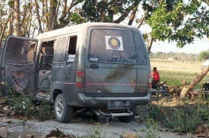 Suzuki Carry terbakar saat isi BBM di SPBU desa Miagan, Mojoagung, Jombang, Jawa Timur